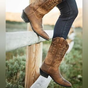 Cowboy Boots Ariat Heritage R toe western boot distressed brown size 7B